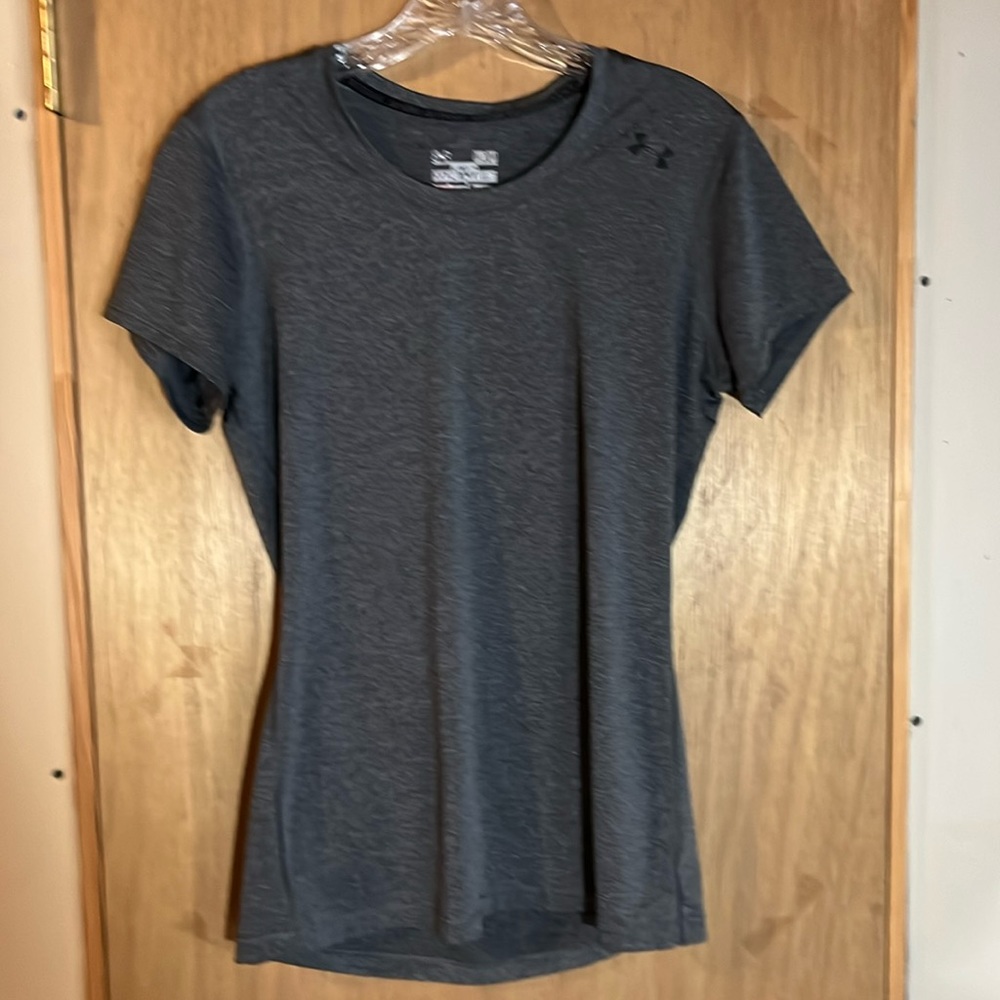 Women’s Under Armour med short sleeve heat gear gray shirt preowned good cond